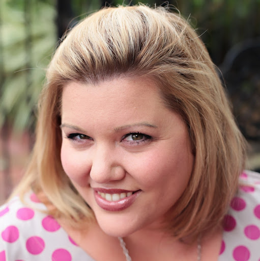 Julie Cassidy Photo 38