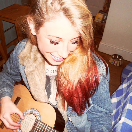 Evie Robertson Photo 11