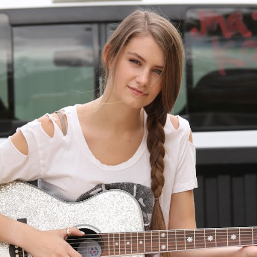 Elizabeth Laprade Photo 12