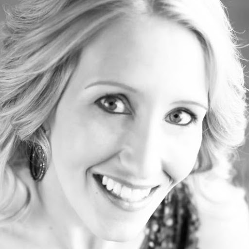 Amy Lyon Photo 32