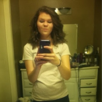 Emily Reynolds Photo 45