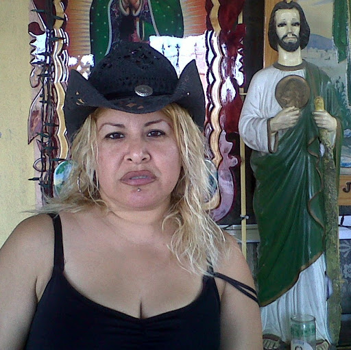 Elizabeth Gaytan Photo 17
