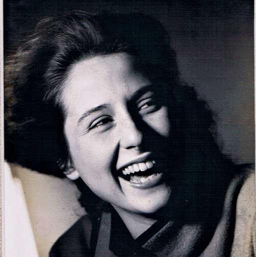 Emma Gillespie Photo 9