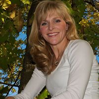 Stephanie Curtis Photo 43