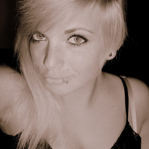 Laura Schneider Photo 22