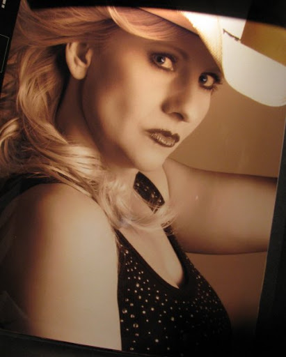 Julie Alexander Photo 36