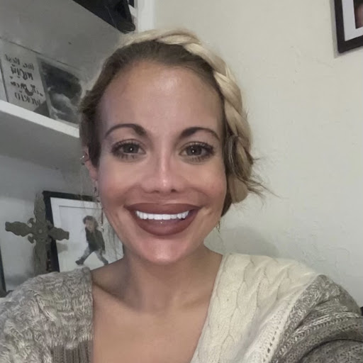 Holly Vaughn Photo 22
