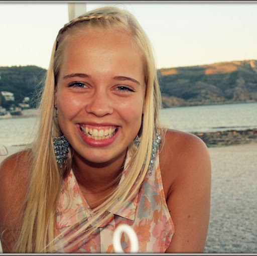 Julia Andersen Photo 25