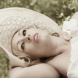 Amber Collins Photo 31