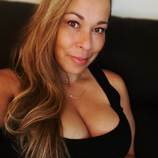 April Jenkins Photo 26