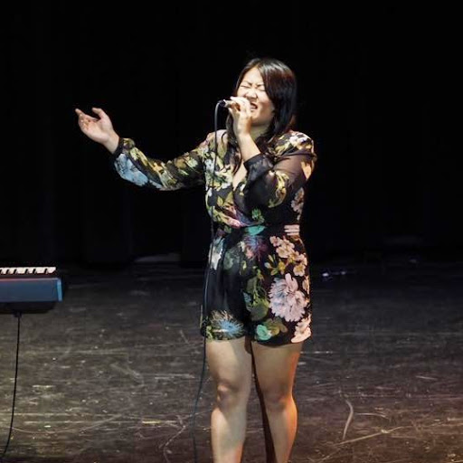 Julie Vang Photo 17