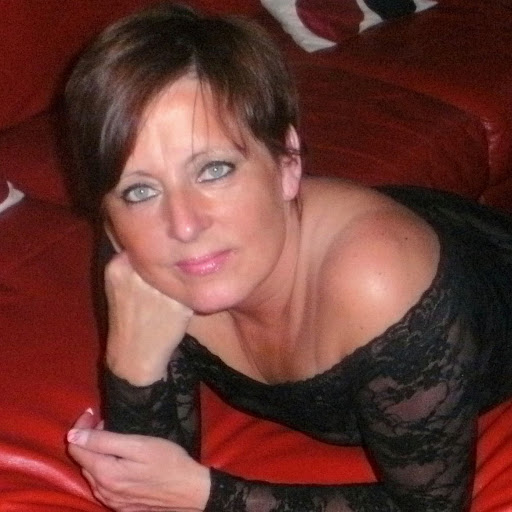 Maxine Hicks Photo 18