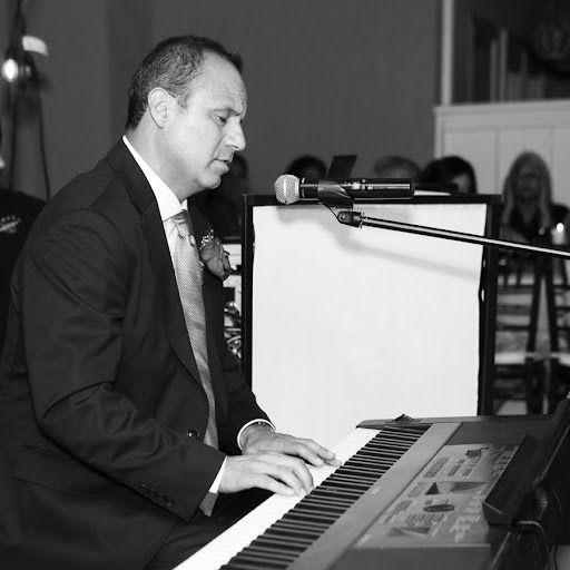Larry Robles Photo 20