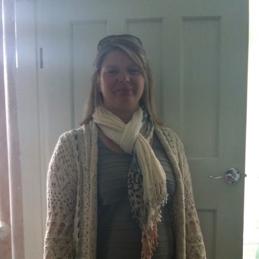 Lisa Yates Photo 14