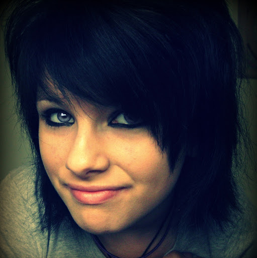 Victoria Reynolds Photo 37