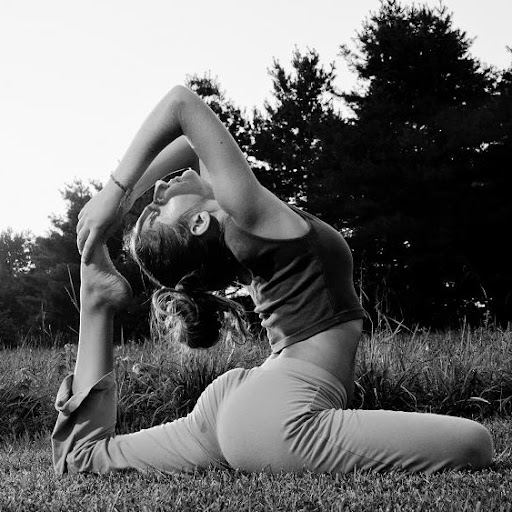 Caitlin George Photo 12