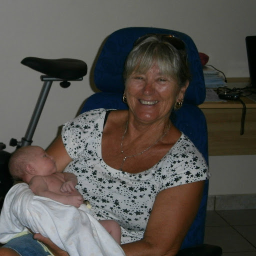 Laura Waring Photo 3