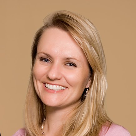 Mindy Martin Photo 32