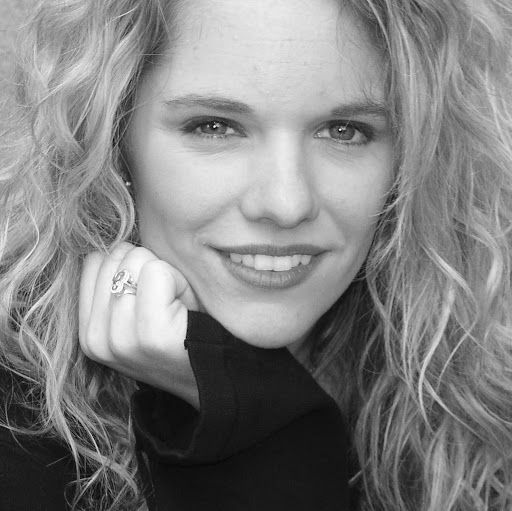 Elizabeth Peterson Photo 31
