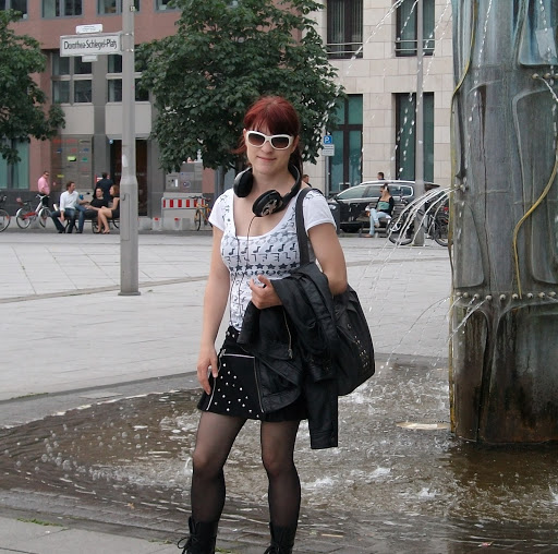 Julia Mayer Photo 26