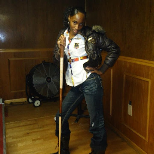 Danielle Holloway Photo 11