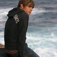 Tyler Bloom Photo 4