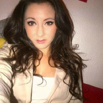 Laura Armstrong Photo 10