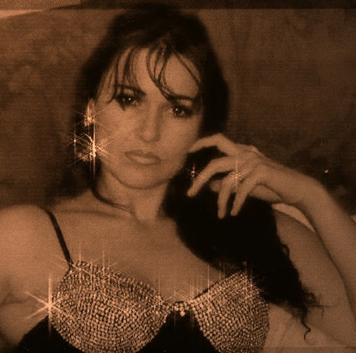 Lisa Cave Photo 9