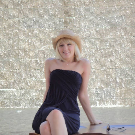 Jane Bailey Photo 10