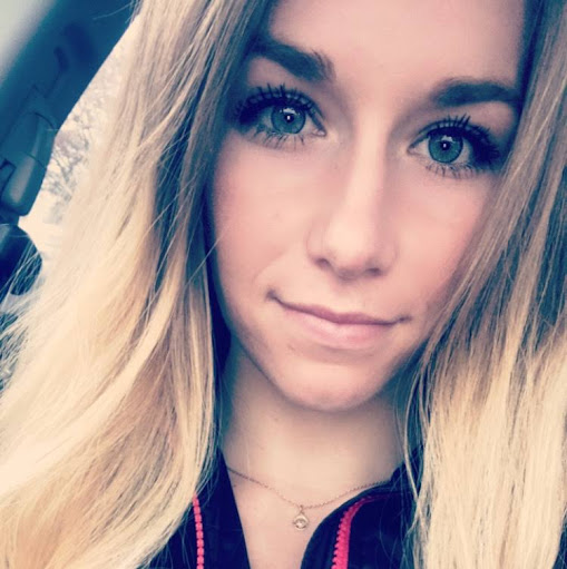 Julia Hardy Photo 31