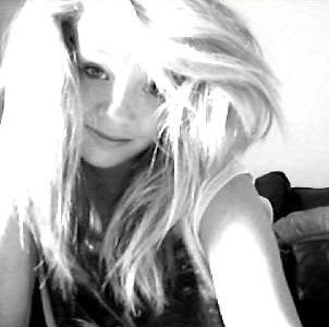 Ellie Robbins Photo 5