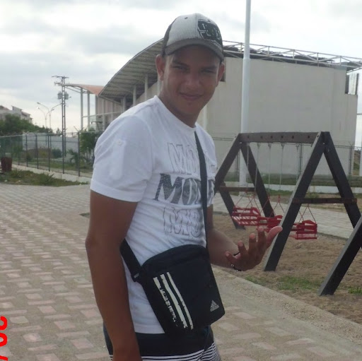 Ronald Paredes Photo 23