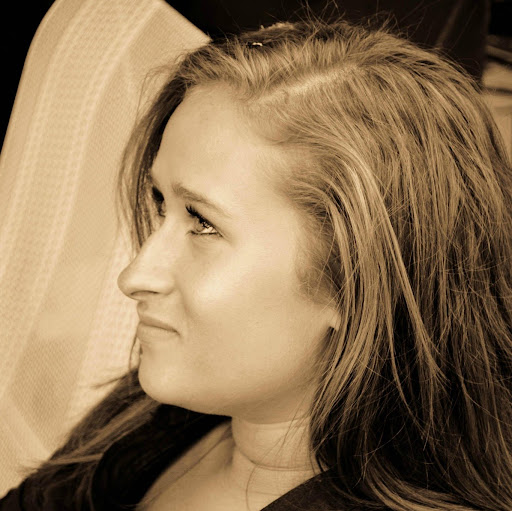 Elizabeth Hendricks Photo 33