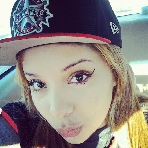 Erika Hernandez Photo 28