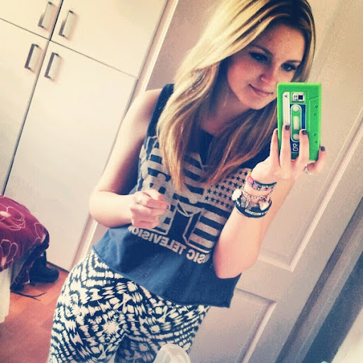 Lara Cooper Photo 15