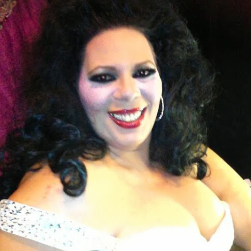Desiree Hernandez Photo 14