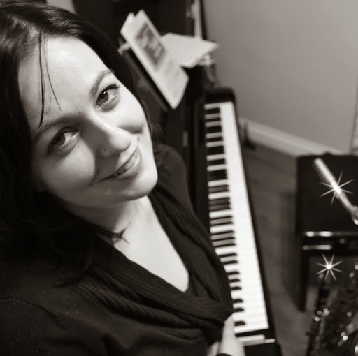 Danielle Beck Photo 9