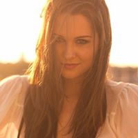 Sarah Halliday Photo 14