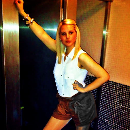 Natasha Roberts Photo 15