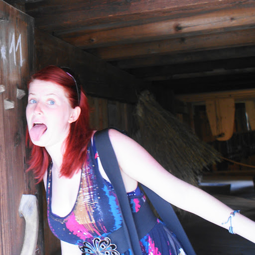 Laura Davison Photo 12