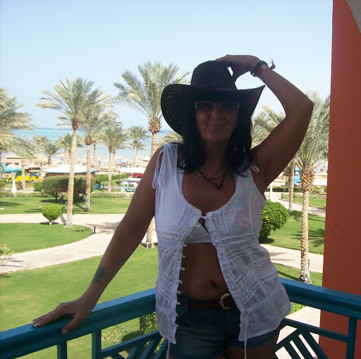 Lesley Adams Photo 12