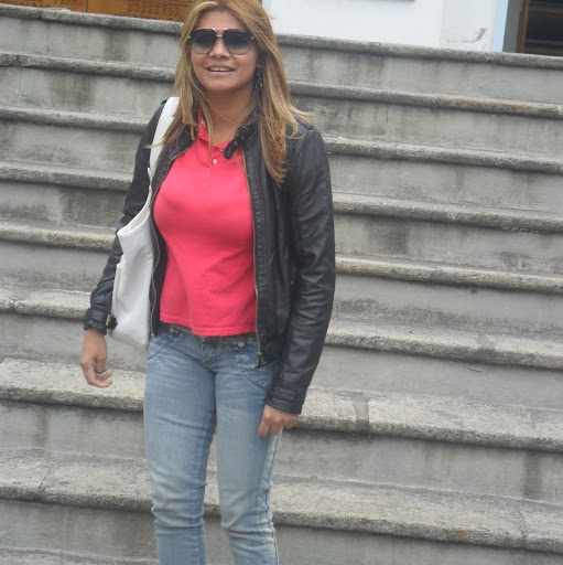 Elizabeth Veliz Photo 27