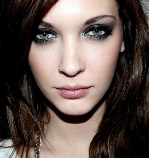 Caroline Hendricks Photo 24