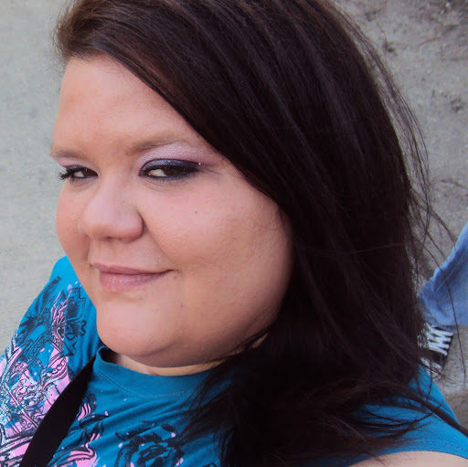 Laura Lowe Photo 36