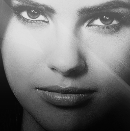 Ana Foster Photo 5