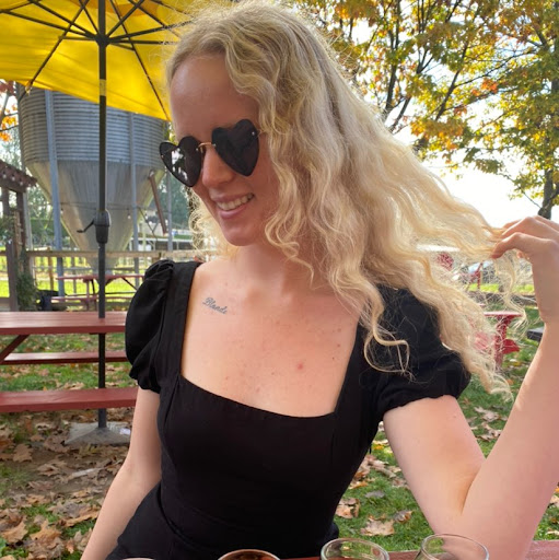 Laura Russell Photo 27