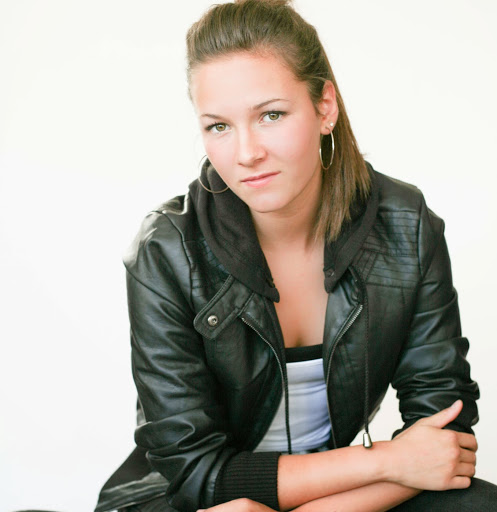 Julia Nicholson Photo 34