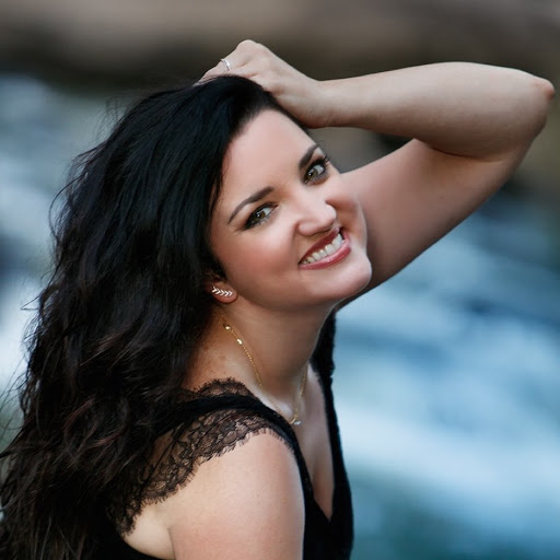 Emily Moore Photo 29