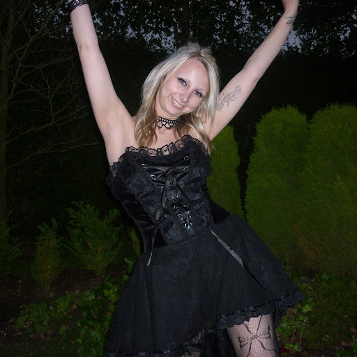 Laura Page Photo 35