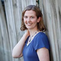 Marie Larson Photo 15